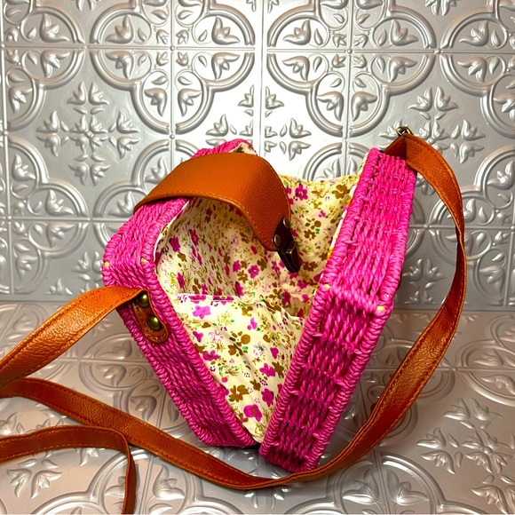 Hand woven crossbody Pink purse and matching earrings set - Picture 3 of 5